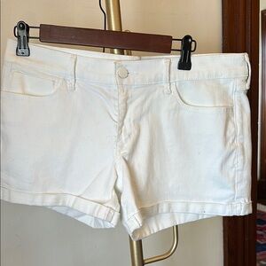 NWOT Abercrombie & Fitch white shorts. A summer staple.
